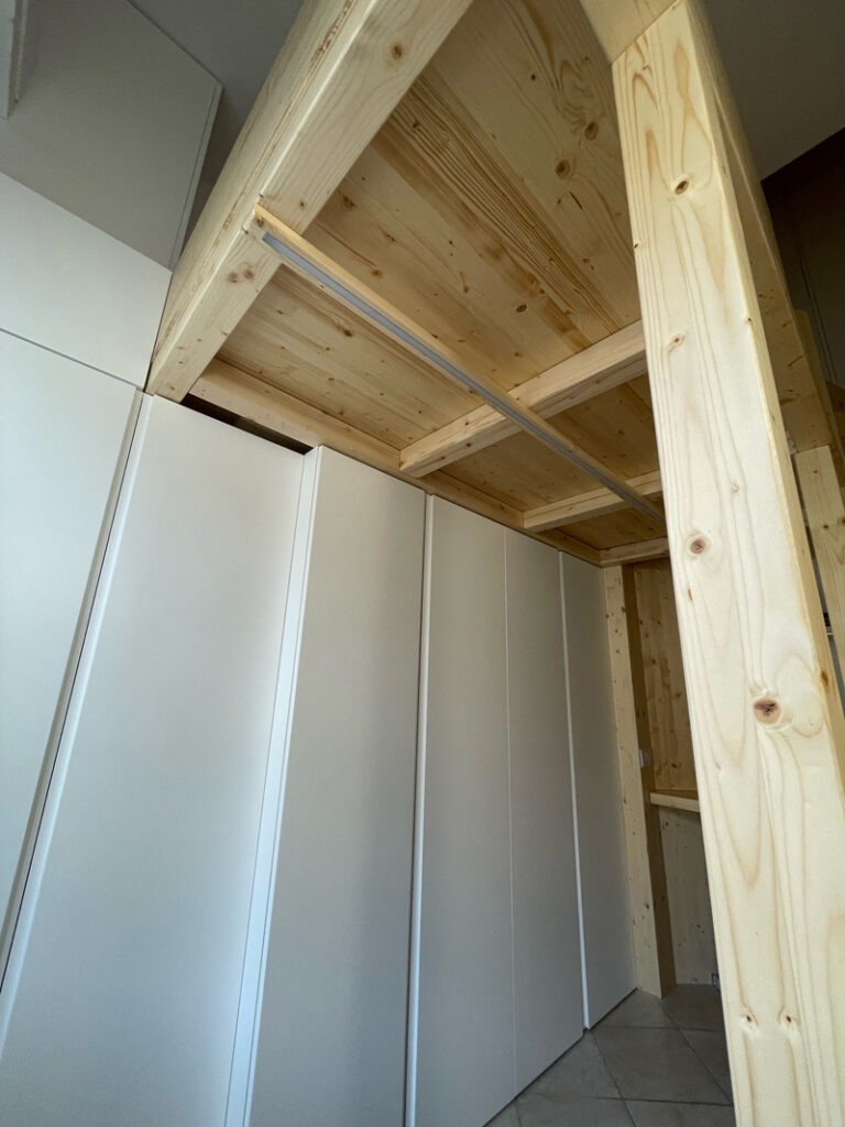 Una stanza tutta per sé, vista camera con soppalco in legno